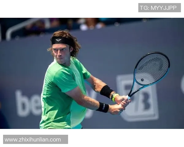 卢布列夫与西西帕斯激战正酣谁能在网球赛场上笑到最后